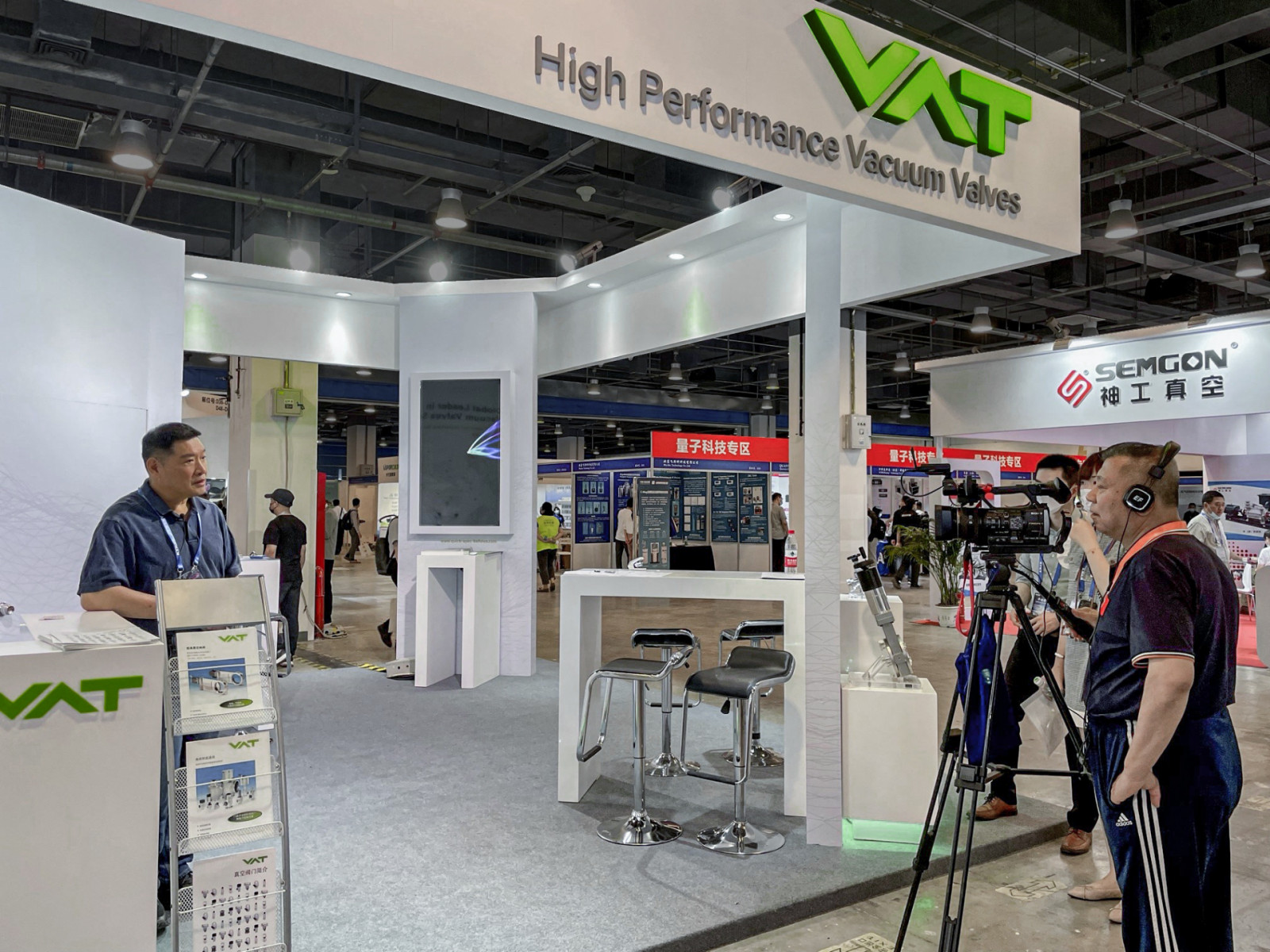 Great Interest in VAT Vacuum Technology at IVE 2021 in Beijing!